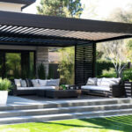 Pergola avec toit amovible ou fixe : quelle option pour votre jardin ?